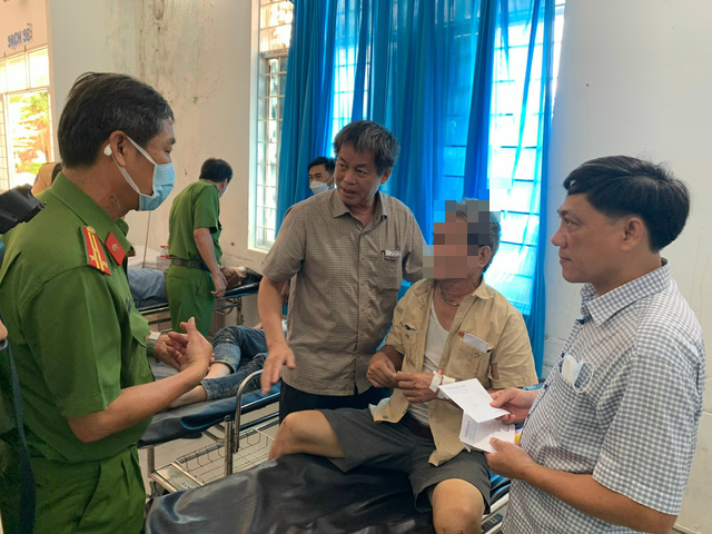Officials talk to a wounded victim following the crash in Khanh Hoa Province, Vietnam, July 11, 2022. Photo: National Steering Committee for Traffic Safety