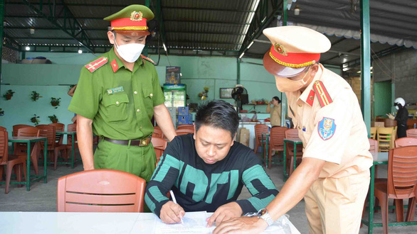 The owner of a beer joint on Le Duan Street in Phan Thiet City, Binh Thuan Province, pledges to regularly remind customers from driving under the influence of alcohol. Photo: Duc Trong / Tuoi Tre