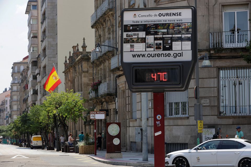 A thermometer reads 47 degrees in a square in Ourense, Spain, July 12, 2022. Photo: Reuters