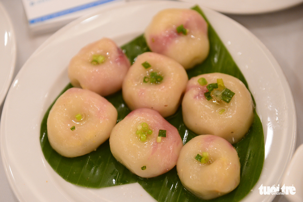 Banh it tran – a Vietnamese sticky rice dumpling made from rice flour, salt, and water, while the filling is often a mixture of mung beans, pork or shrimp, onions, salt, and pepper.  Photo: Quang Dinh / Tuoi Tre