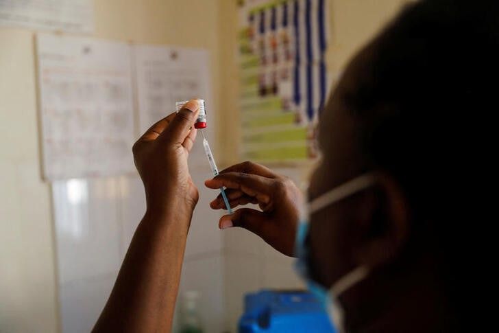 A nurse fills a syringe with malaria vaccine before administering it to an infant at the Lumumba Sub-County hospital in Kisumu, Kenya, July 1, 2022.  Photo: Reuters