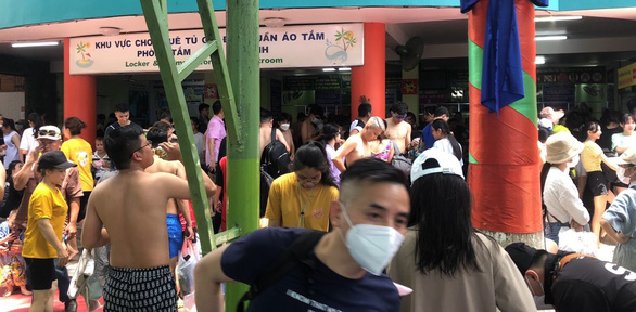 A large number of guests at the area for renting swimsuits at Dam Sen Water Park in the morning of July 10, 2022. Photo: D.Van / Tuoi Tre