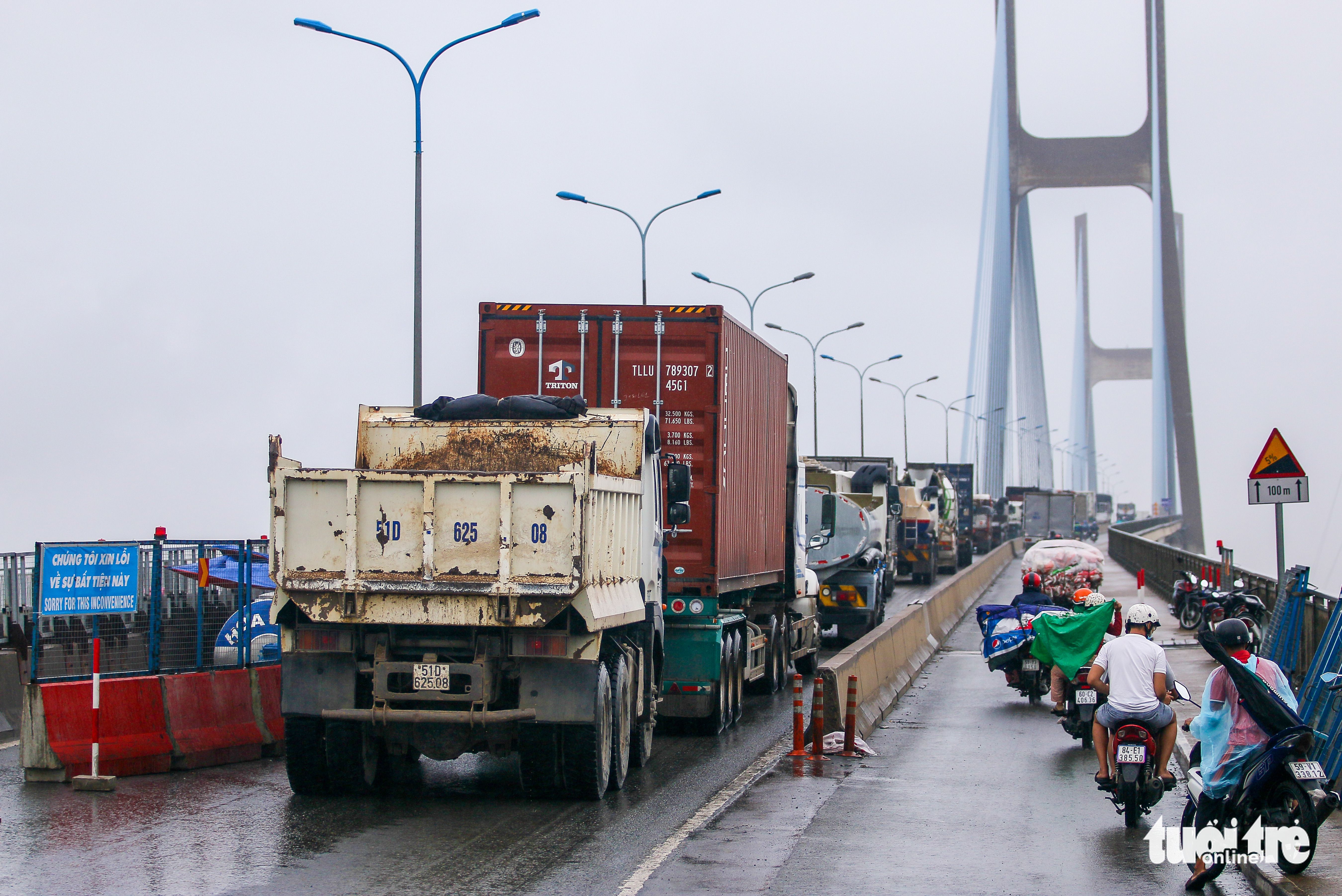 Serious congestion occurs on Phu My Bridge in Ho Chi Minh City, July 13, 2022. Photo: Chau Tuan / Tuoi Tre