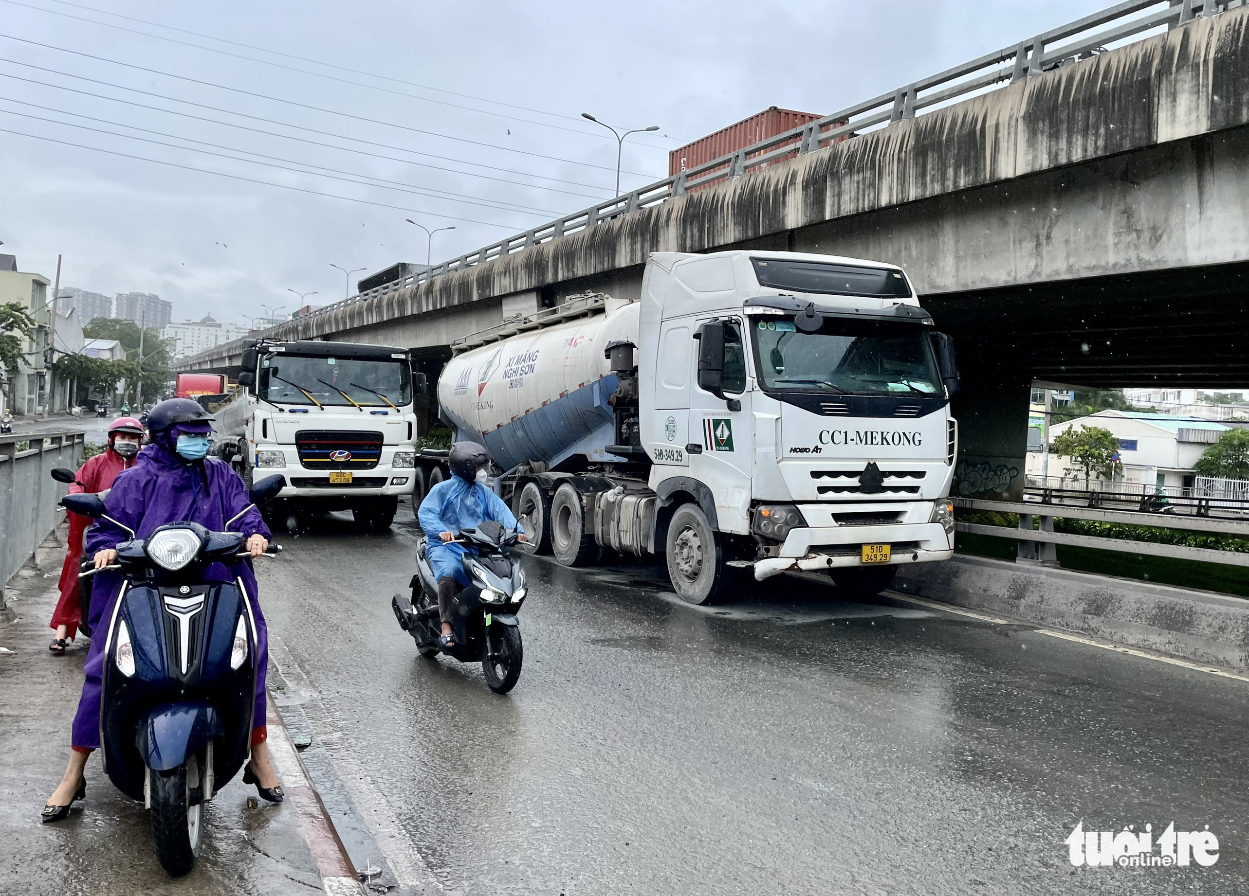 A tanker truck breaks down on Phu My Bridge in Ho Chi Minh City, July 13, 2022. Photo: Chau Tuan / Tuoi Tre