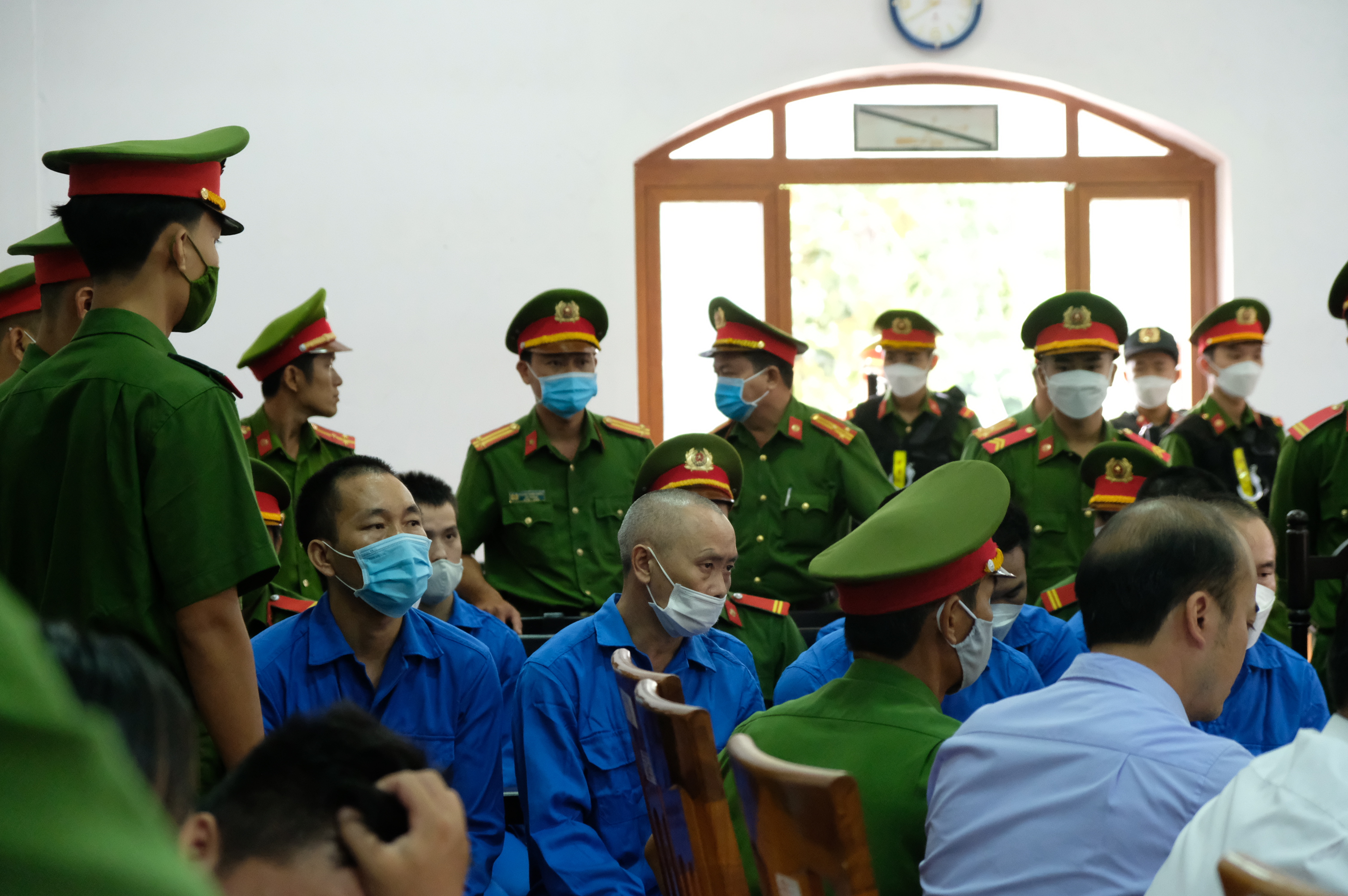 The defendants during the trial at the People’s Court in Dak Nong Province, Vietnam, July 13, 2022. Photo: Dinh Cuong / Tuoi Tre