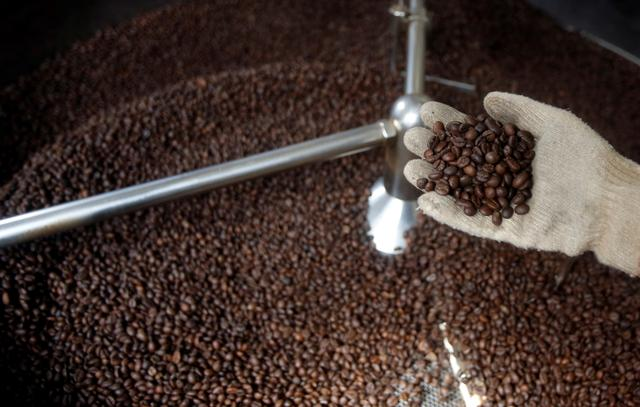 Coffee prices in Vietnam edge up on tight supplies