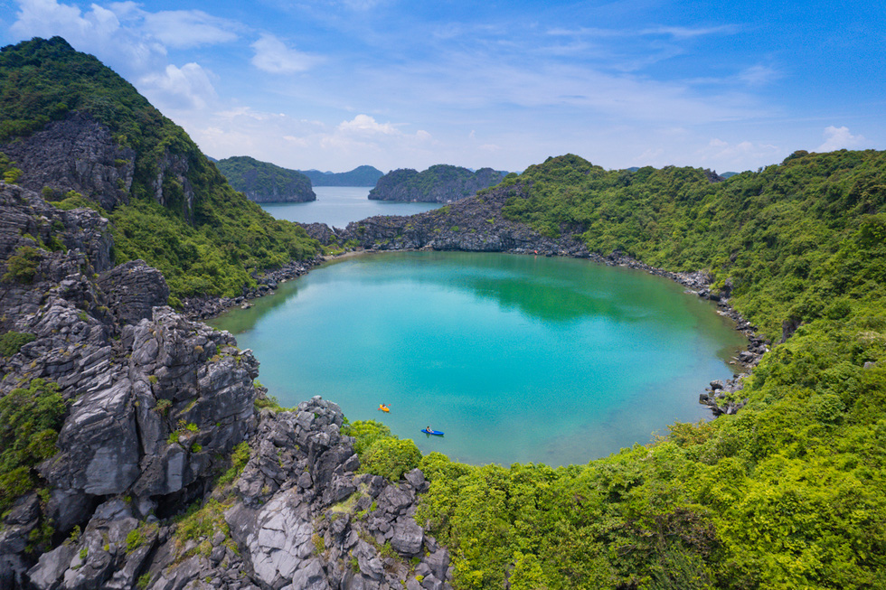 Ang Tham, a rare blue salt lake in the midst of Lan Ha Bay, should definitely not to be missed. Photo: Ngo Tran Hai An / Tuoi Tre