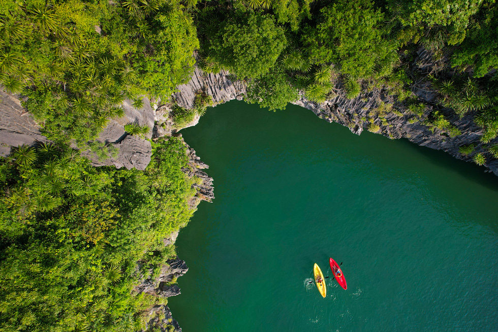 Visitors can explore Lan Ha Bay by kayak. Photo: Ngo Tran Hai An / Tuoi Tre