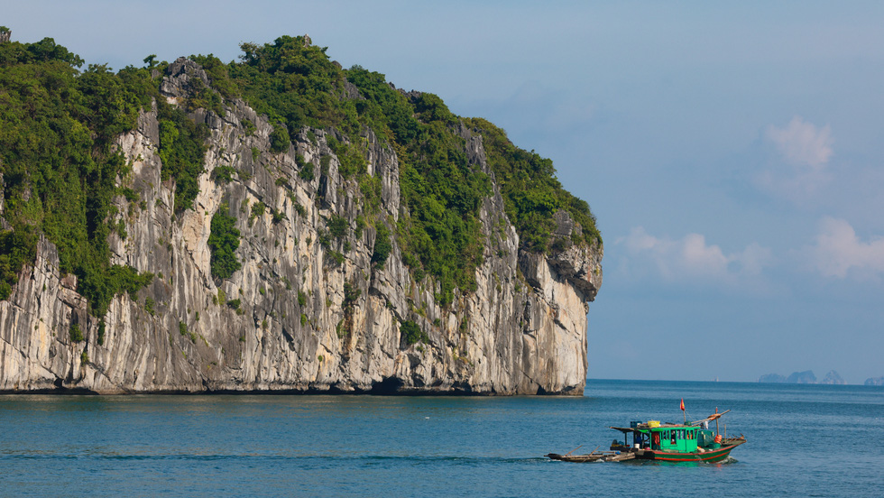 Lan Ha Bay is home to hundreds of towns, including the 100-year-old Van Gia fishing village. Lan Ha Bay fishermen make a living by fishing, aquaculture, and tourism. Photo: Ngo Tran Hai An / Tuoi Tre