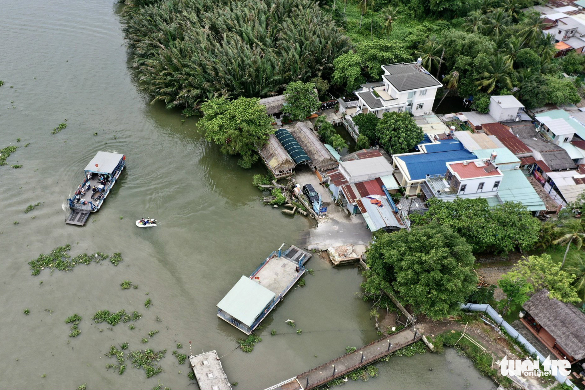 Ferries leave and arrive at a wharf on Thanh Da peninsula in Binh Thanh District, Ho Chi Minh City. Photo: Huu Hanh / Tuoi Tre