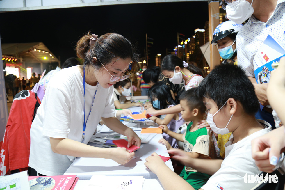 Children participate in the Origami activity at the Japan Vietnam Festival 2022 at Bien Dong Park, Son Tra District, Da Nang, on July 14, 2022. Photo: Doan Nhan / Tuoi Tre