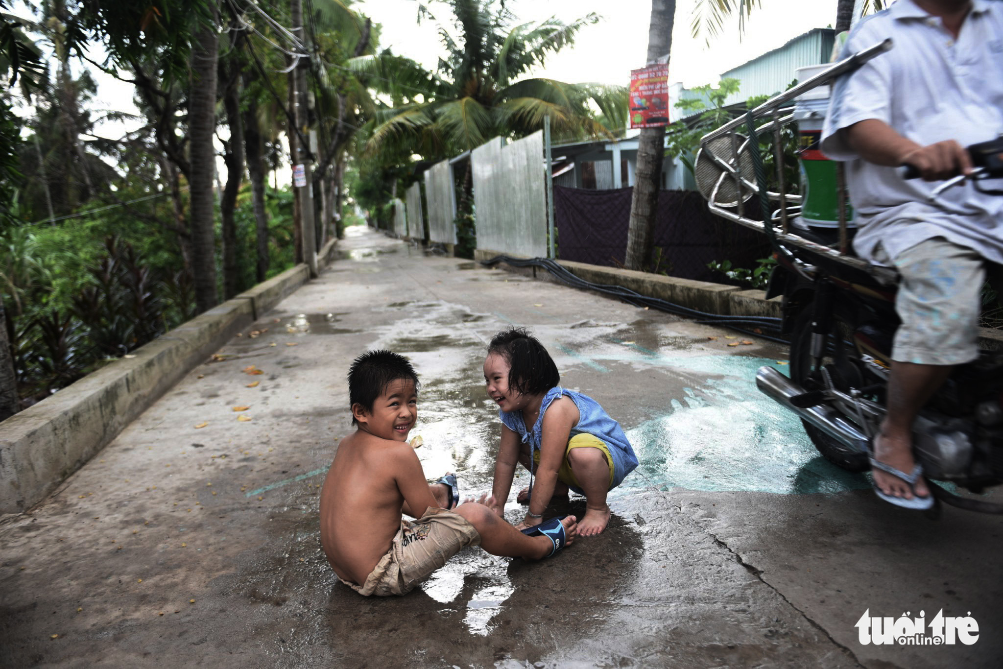 Children play on a street on Thanh Da peninsula in Binh Thanh District, Ho Chi Minh City. Photo: Huu Hanh / Tuoi Tre