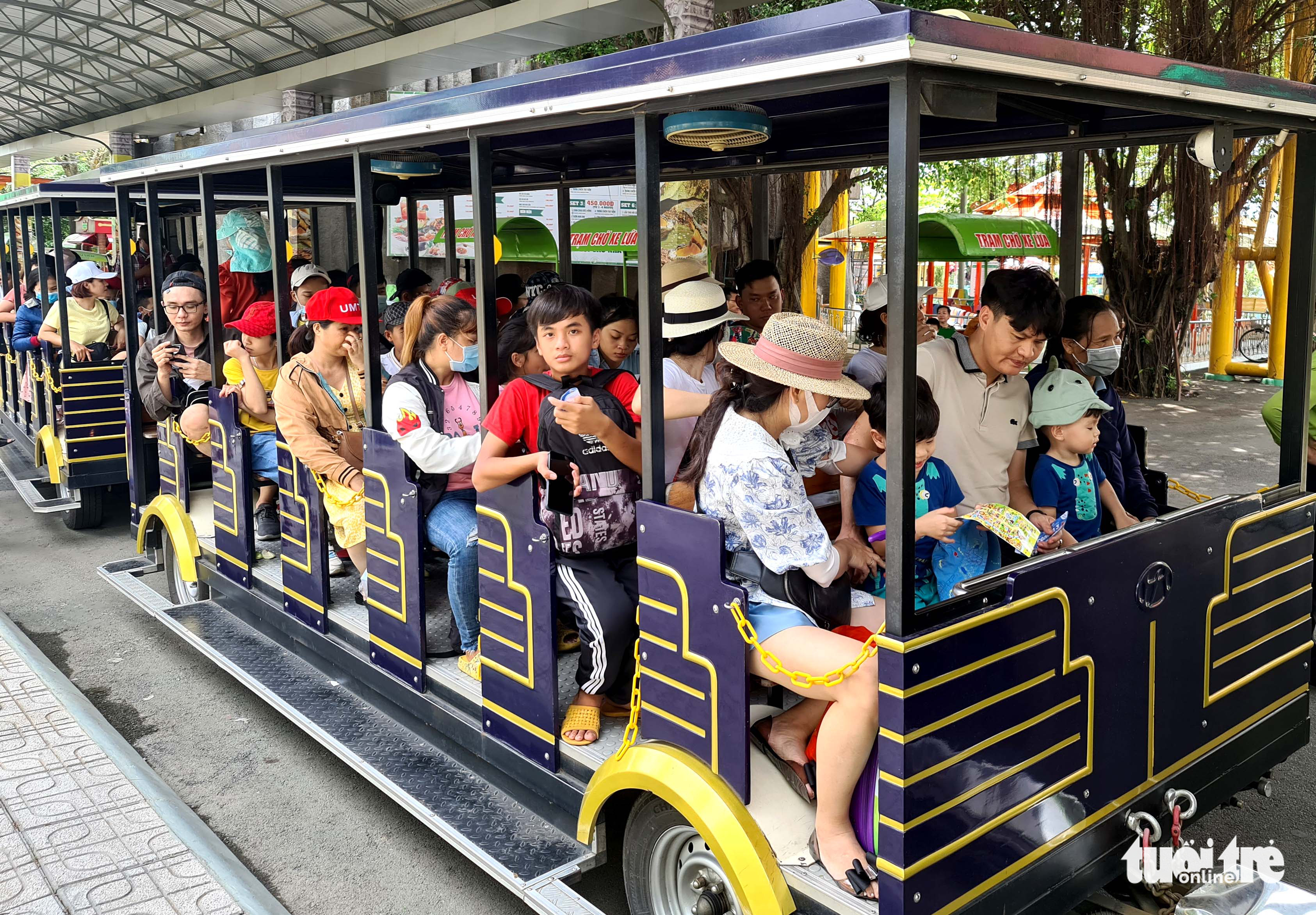 People board a tourist train at Suoi Tien Theme Park in Thu Duc City, Ho Chi Minh City, July 17, 2022. Photo: Nhat Xuan / Tuoi Tre