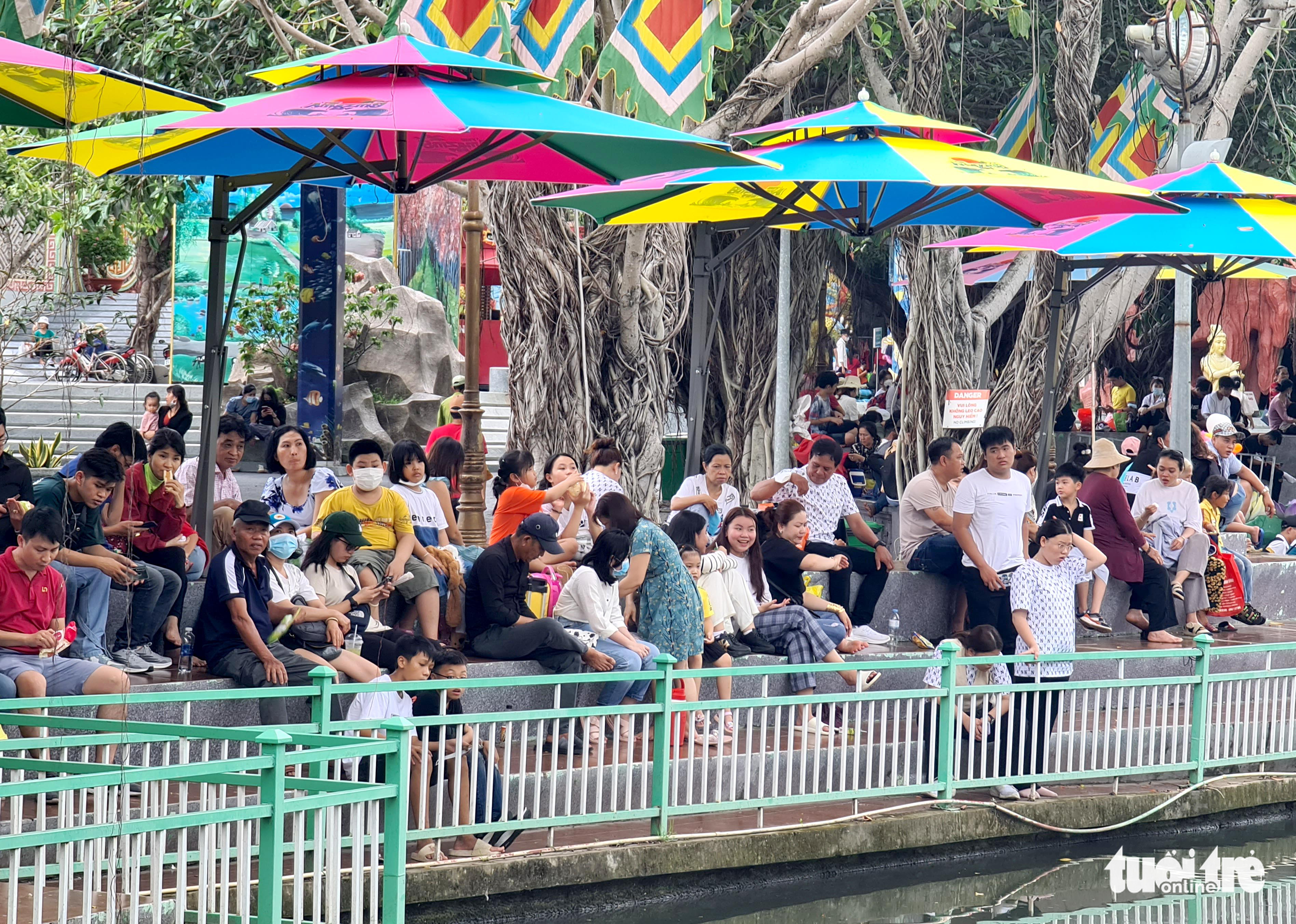 People visit Suoi Tien Theme Park in Thu Duc City, Ho Chi Minh City, July 17, 2022. Photo: Nhat Xuan / Tuoi Tre