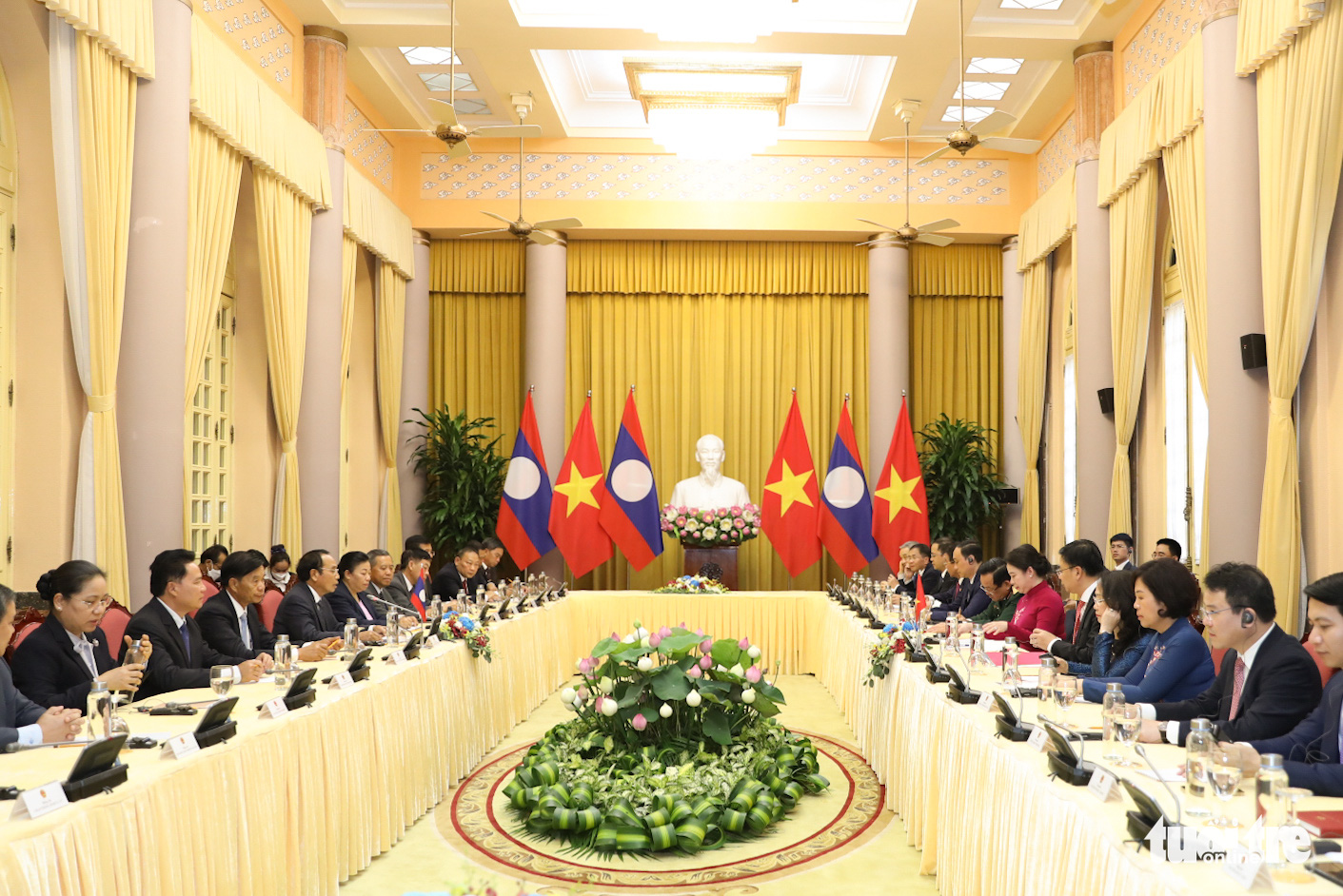 Vietnamese Vice-State President Vo Thi Anh Xuan holds talks with Lao Vice President Bounthong Chitmany in Hanoi, July 17, 2022. Photo: Danh Khang / Tuoi Tre