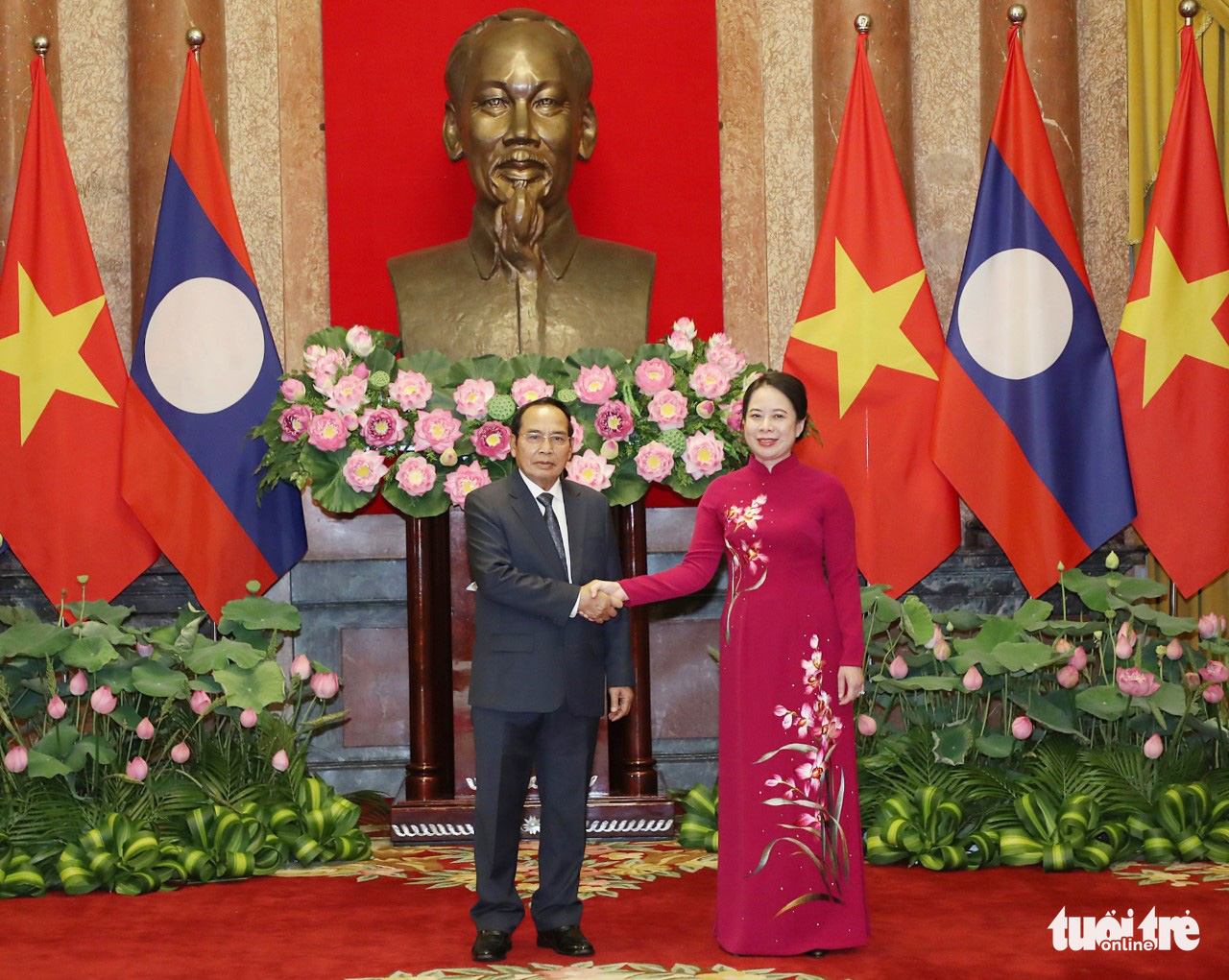 Vietnamese Vice-State President Vo Thi Anh Xuan (R) shakes hands with Lao Vice President Bounthong Chitmany in Hanoi, July 17, 2022. Photo: Danh Khang / Tuoi Tre
