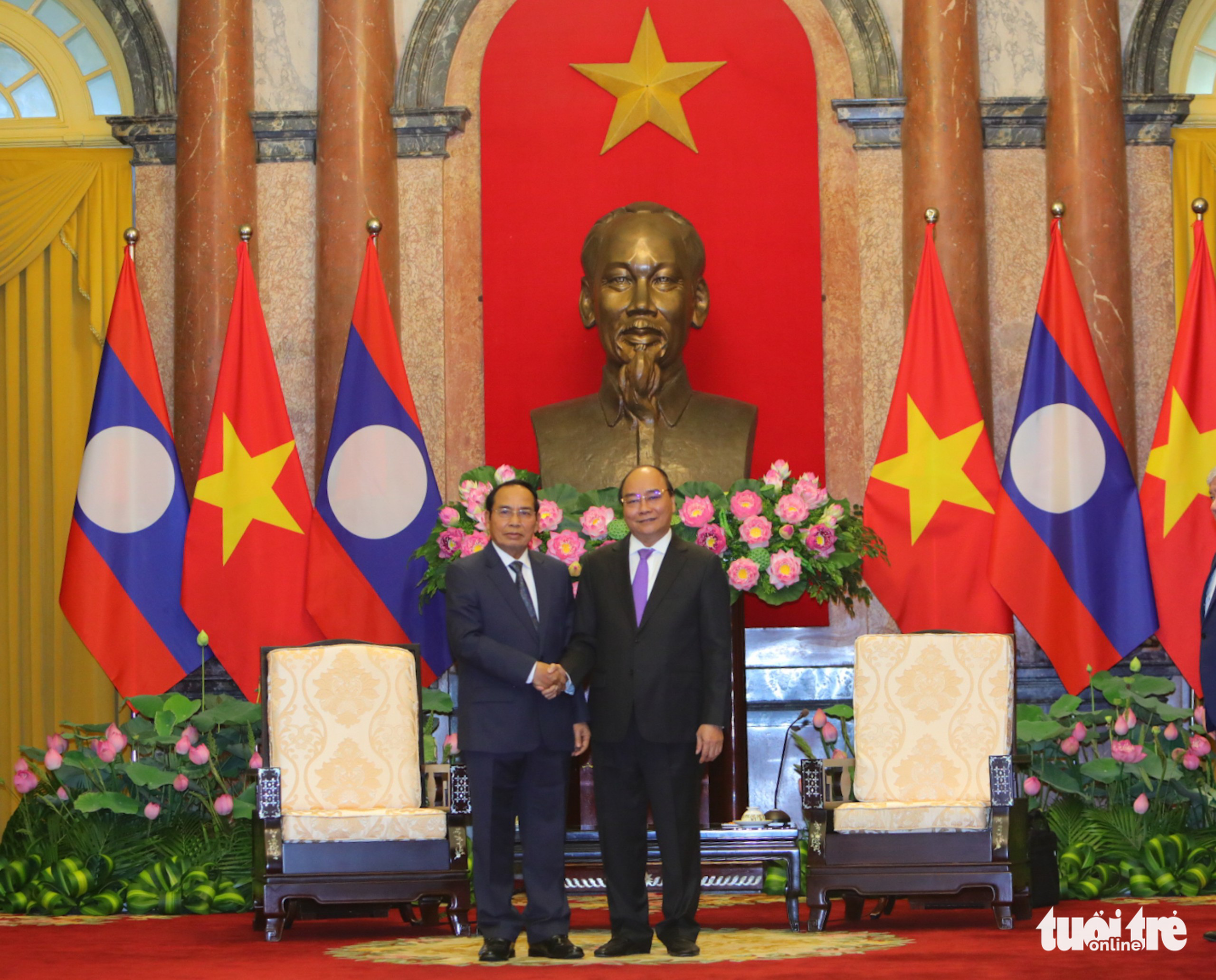 Vietnam president discusses bilateral ties with Lao vice-president in Hanoi