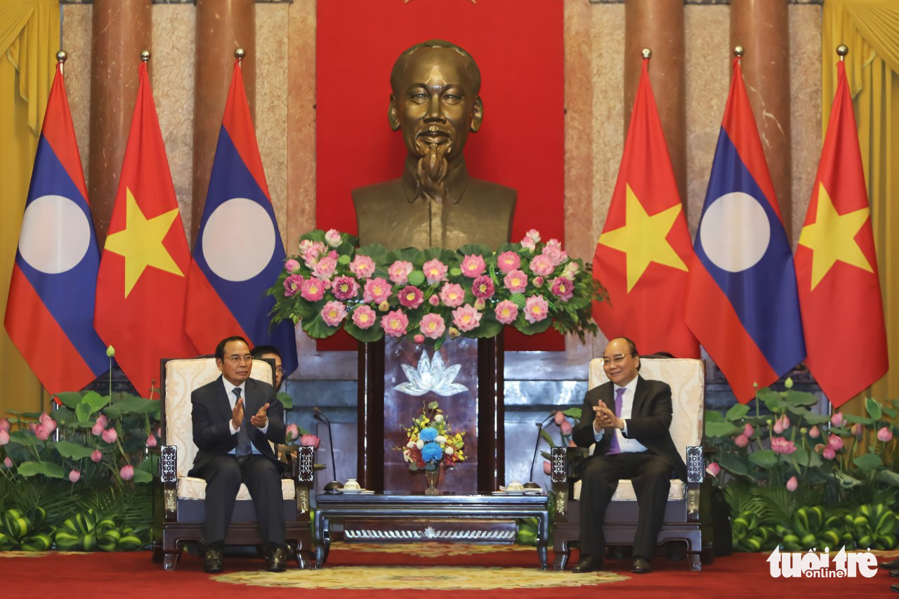 Vietnamese State President Nguyen Xuan Phuc (R) talks with Lao Vice President Bounthong Chitmany in Hanoi, July 17, 2022. Photo: Danh Khang / Tuoi Tre