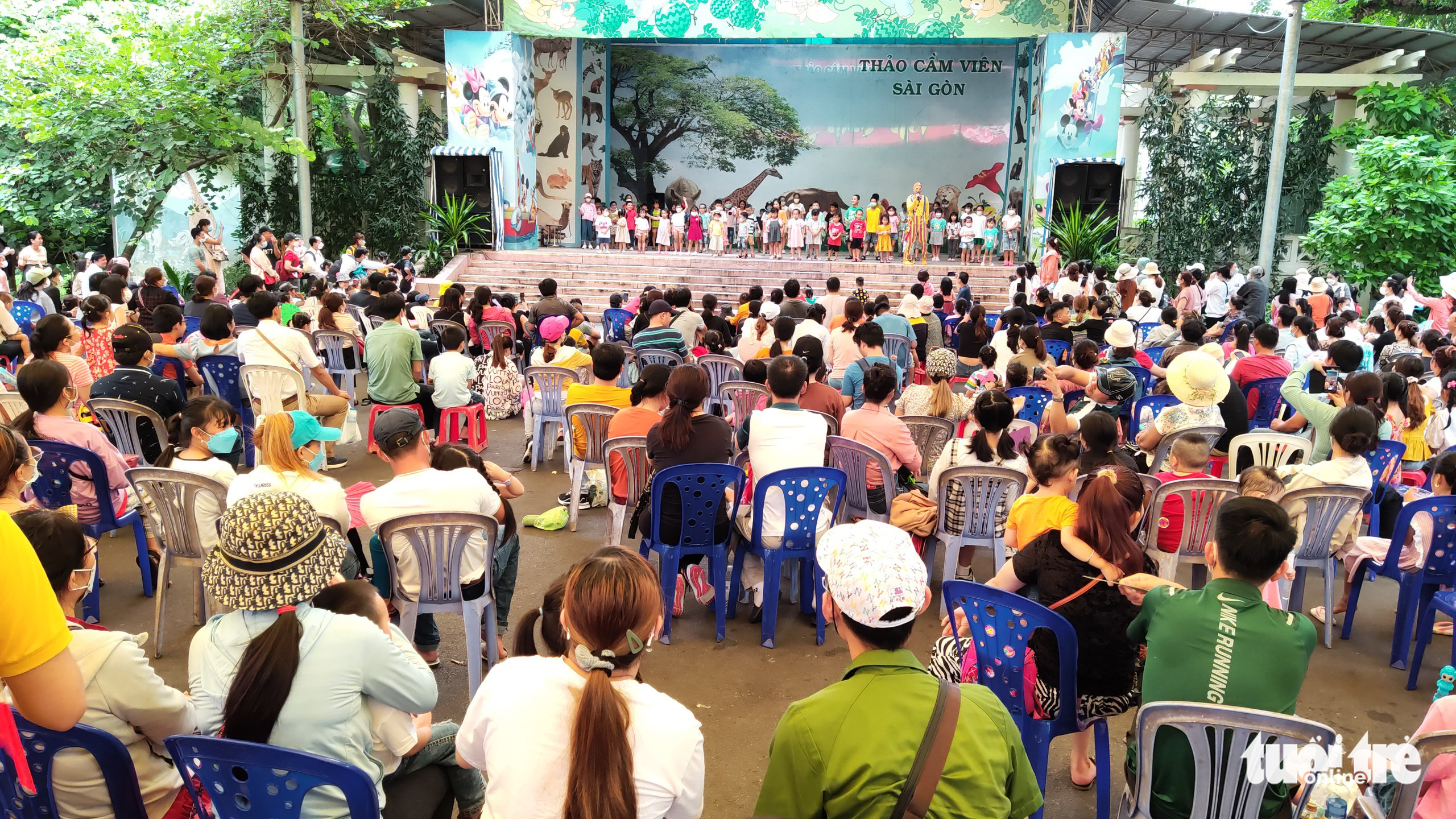 People watch an outdoor game show for children at the Saigon Zoo and Botanical Gardens in District 1, Ho Chi Minh City, July 17, 2022. Photo: N. Tri / Tuoi Tre