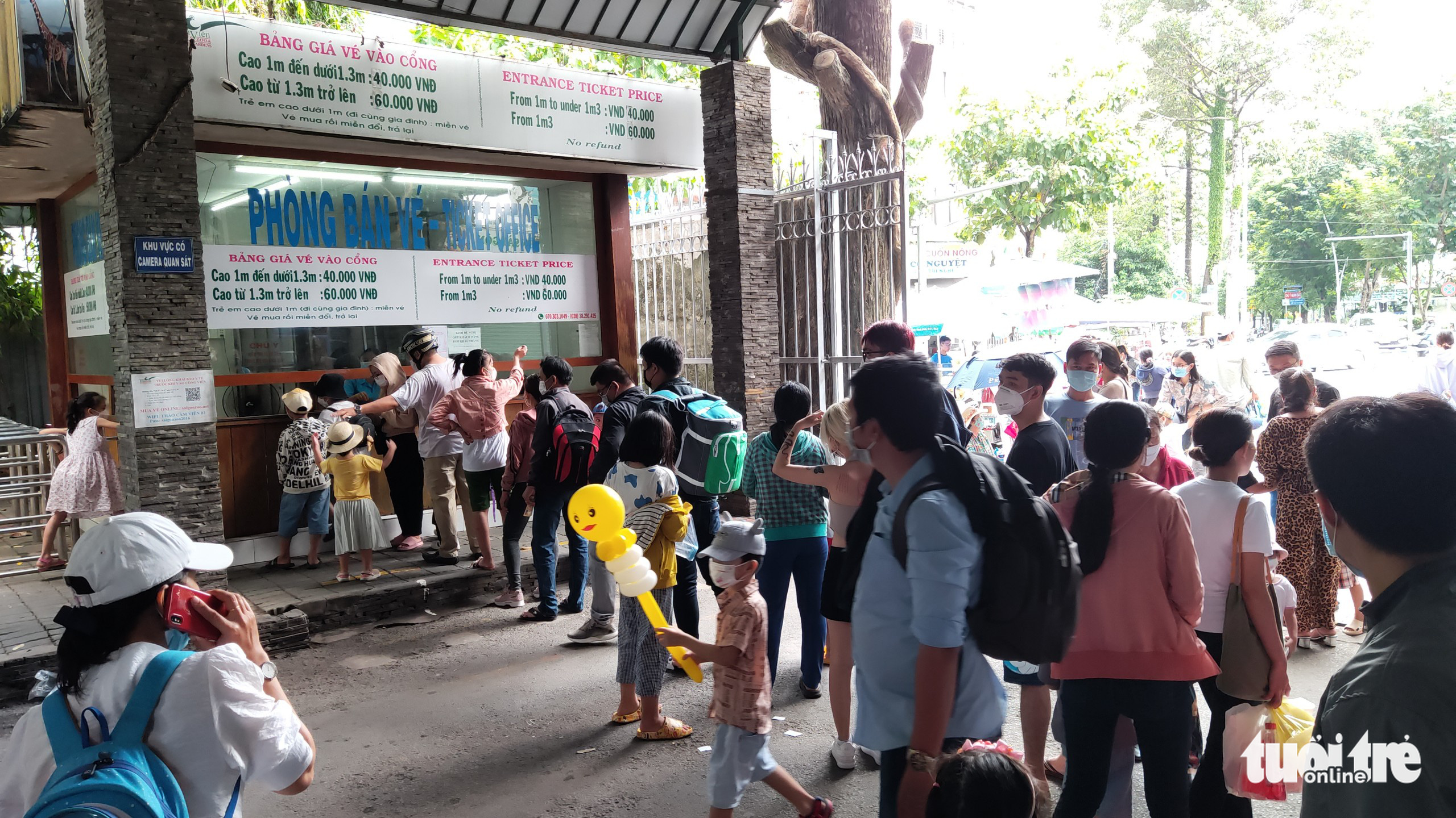 People queue at a ticket booth at Saigon Zoo and Botanical Gardens in District 1, Ho Chi Minh City, July 17, 2022. Photo: N. Tri / Tuoi Tre