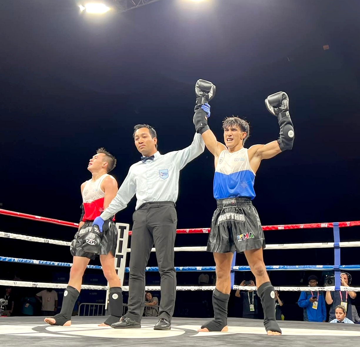 Vietnamese fighter Nguyen Tran Duy Nhat (R) is declared as the champion of the men’s 57-kilogram Muay Thai at the 11th World Games in Birmingham, Alabama, USA, July 18, 2022 after defeating Almaz Sarsembekov of Kazakhstan. Photo: Facebook Nguyen Tran Duy Nhat