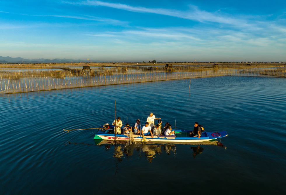 Tourists to Chuon Lagoon can rent a boat from the locals to sightsee and experience the daily life of the locals. Photo: Ngo Huy Hoa / Tuoi Tre