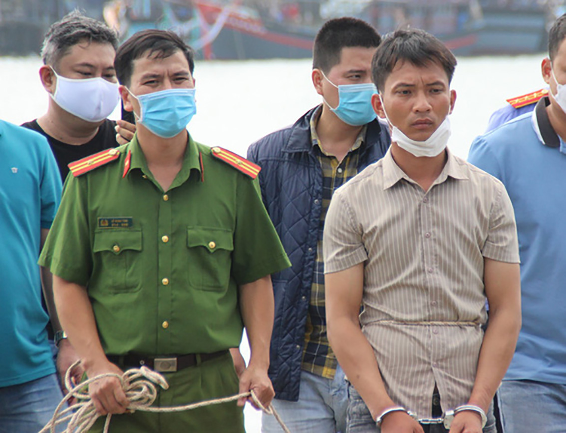 Tran Van Vien reenacts his crime at the Truong Giang River bank in Quang Nam Province, Vietnam, February 17, 2022. Photo: L.Trung / Tuoi Tre