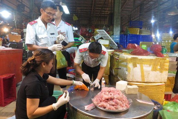 Large volume of food at wholesale markets in Ho Chi Minh City found unsafe