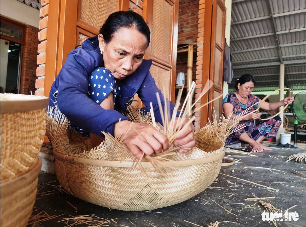 An artisan knits a basket in Bao La village in a skillful and careful way. Photo: Tuoi Tre