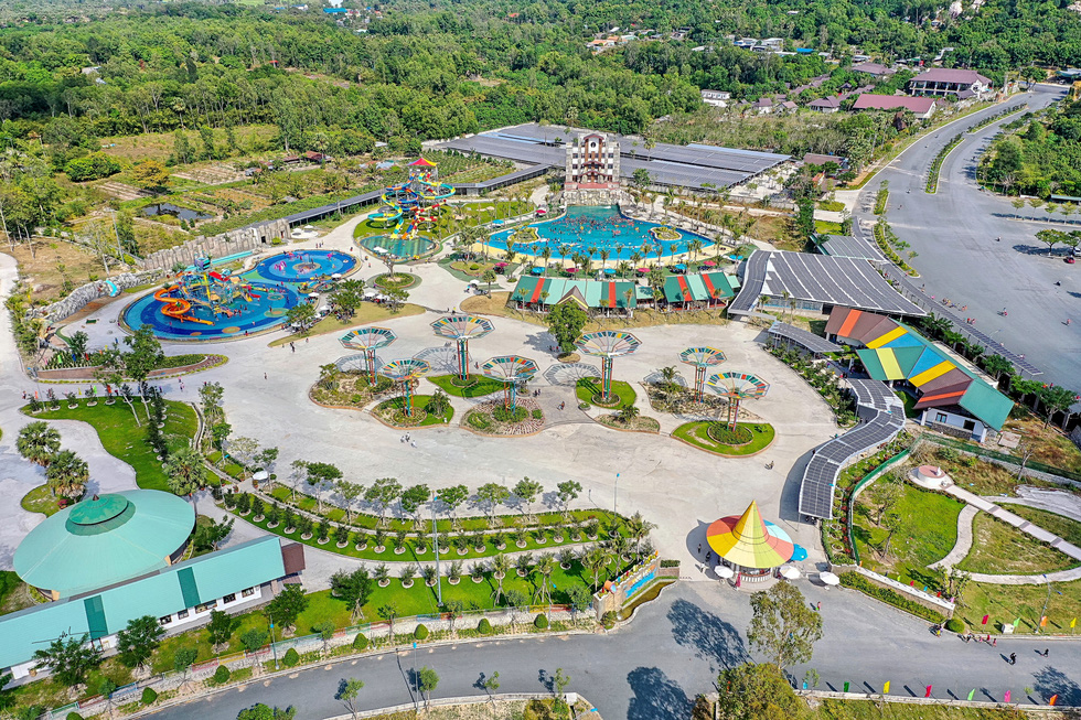 Another must-try experience when visiting Cam Mountain visiting Thanh Long Water Park which is mysteriously surrounded by mountain ranges. Tourists can play all sorts of games and enjoy the peacefulness of the magnificent mountain. Photo: Duong Viet Anh / Tuoi Tre