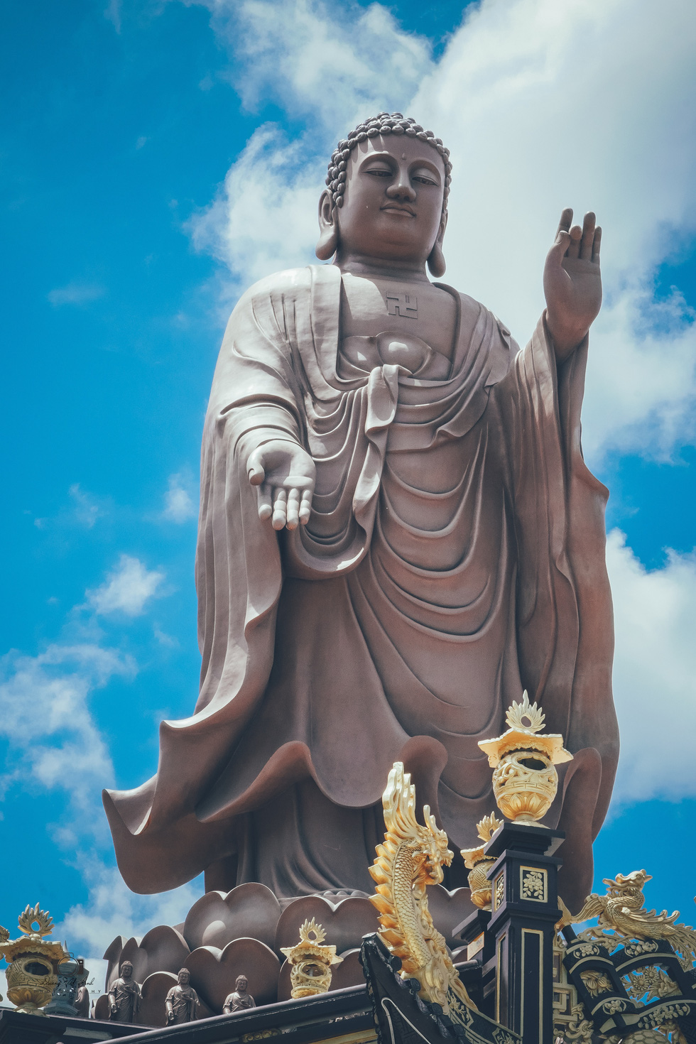 The highlight of Kim Tien Pagoda is the 24-meter-tall Amitabha Buddha statue, built on the roof of the pagoda. The statue exudes sacredness, reverence, serenity, and peace. Photo: Duong Viet Anh / Tuoi Tre