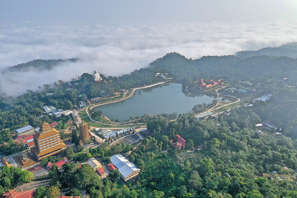 Cam Mountain boasts its majestic beauty with mountains, waterfalls, lakes and forests, and a series of large-scale religious buildings such as Van Linh Pagoda and Big Buddha Pagoda. Photo: Duong Viet Anh / Tuoi Tre