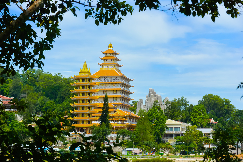 Van Linh Pagoda, or La Pagoda, is located at an altitude of 550 meters. The pagoda features many distinctive Buddhist structures such as the monolithic Shakyamuni Buddha Statue weighing two tons, a 1.2-ton bell and a Buddhist stupa. Photo: Duong Viet Anh / Tuoi Tre