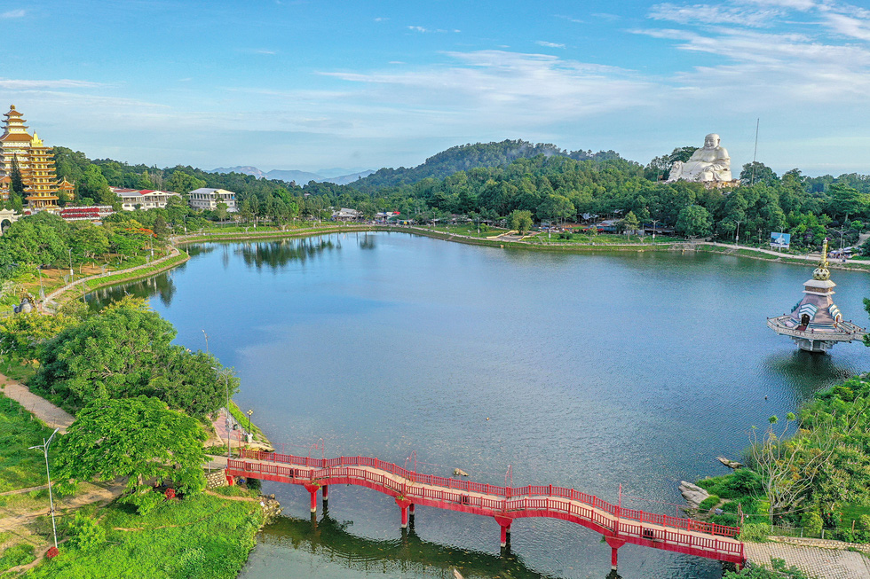 Located in the heart of Cam Mountain, Thuy Liem Lake covers 60,000 square meters and acts as a mirror, reflecting trees and mountains in during all four seasons. Photo: Duong Viet Anh / Tuoi Tre