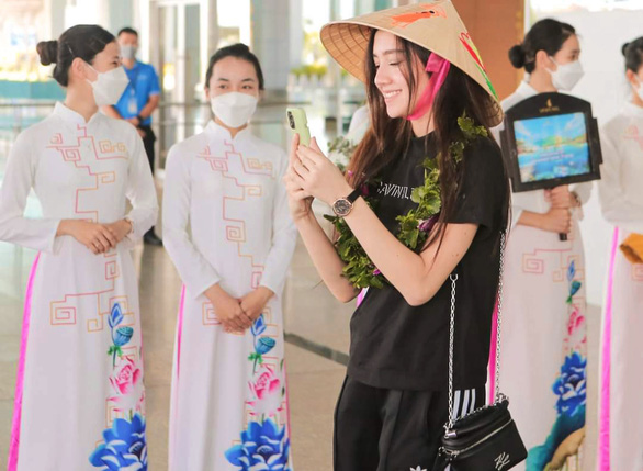 An Uzbekistan tourist takes a photo with her cellphone upon her arrival in Khanh Hoa, Vietnam. Photo: Hong Minh / Tuoi Tre