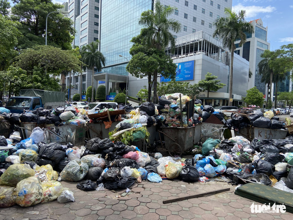Bags of garbage are dumped on a street corner in Hanoi. Photo: Q. The / Tuoi Tre