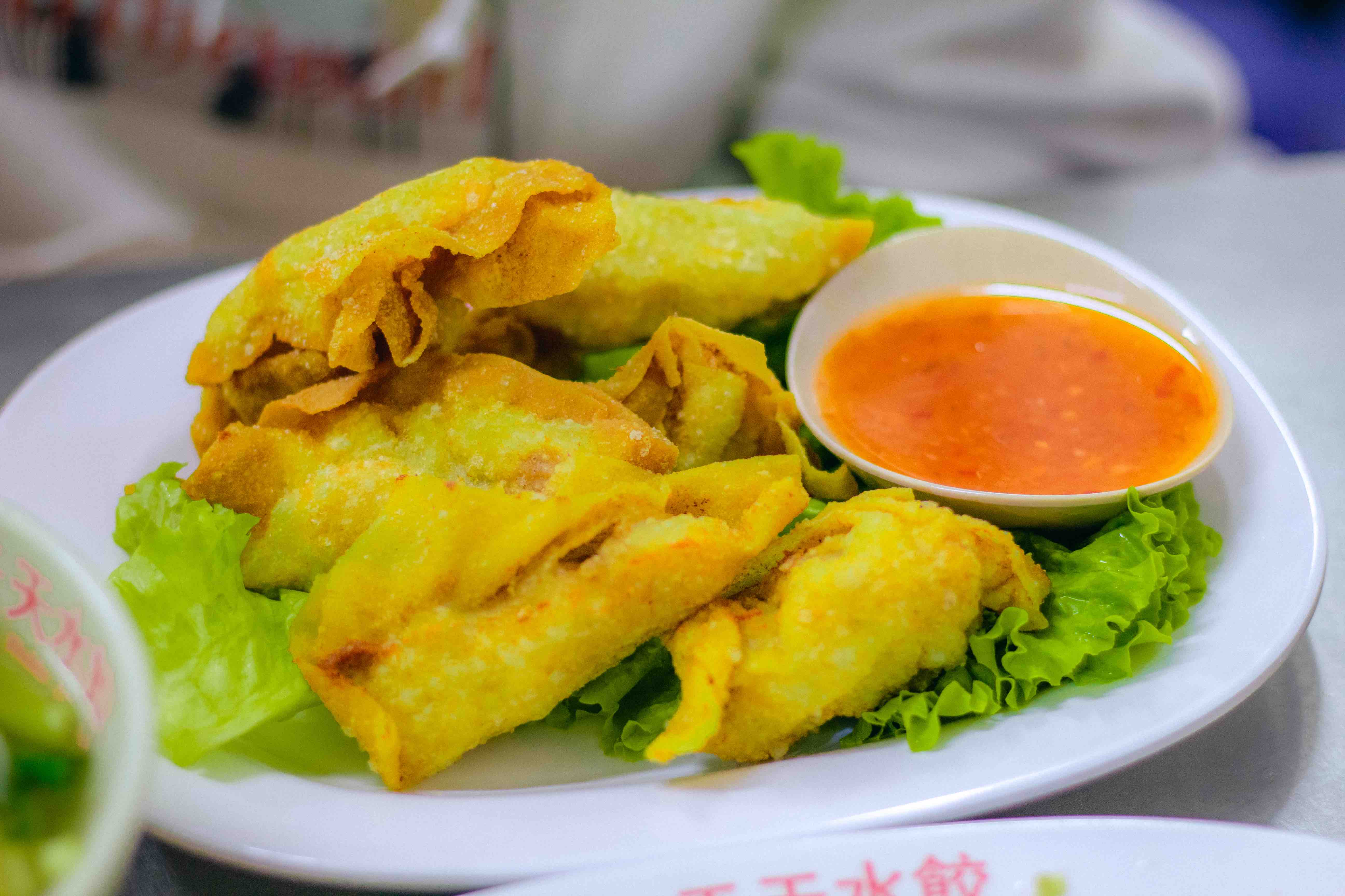 Deep-fried shuijiao served with sweet chili sauce at a stall on Ha Ton Quyen Street, District 11, Ho Chi Minh City. Photo: Linh To / Tuoi Tre News