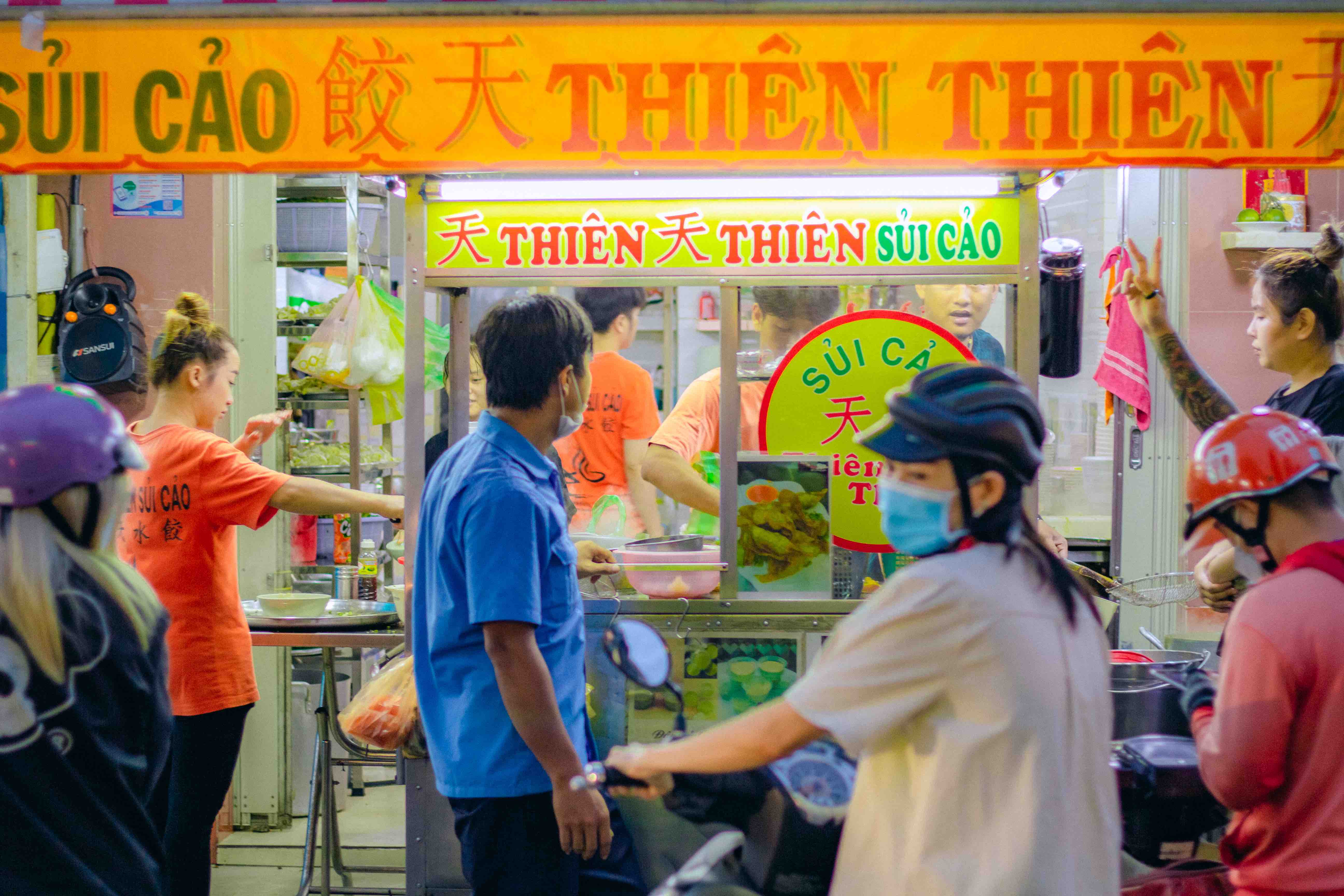 Customers await take-away orders of shuijiao at a stall on Ha Ton Quyen Street, District 11, Ho Chi Minh City. Photo: Linh To / Tuoi Tre News