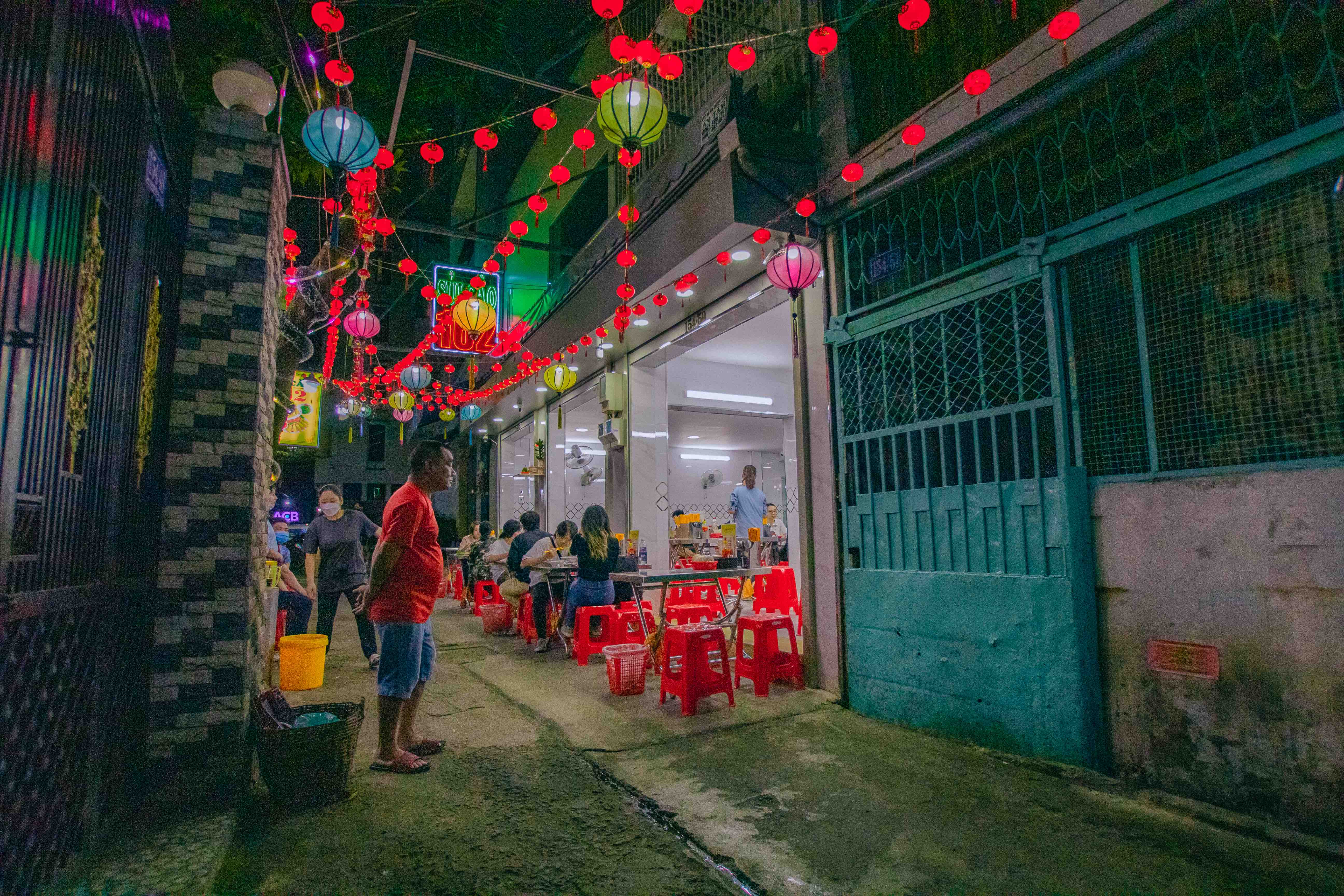 Customers enjoy shuijiao at a stall in an alley on Ha Ton Quyen Street, District 11, Ho Chi Minh City. Photo: Linh To / Tuoi Tre News