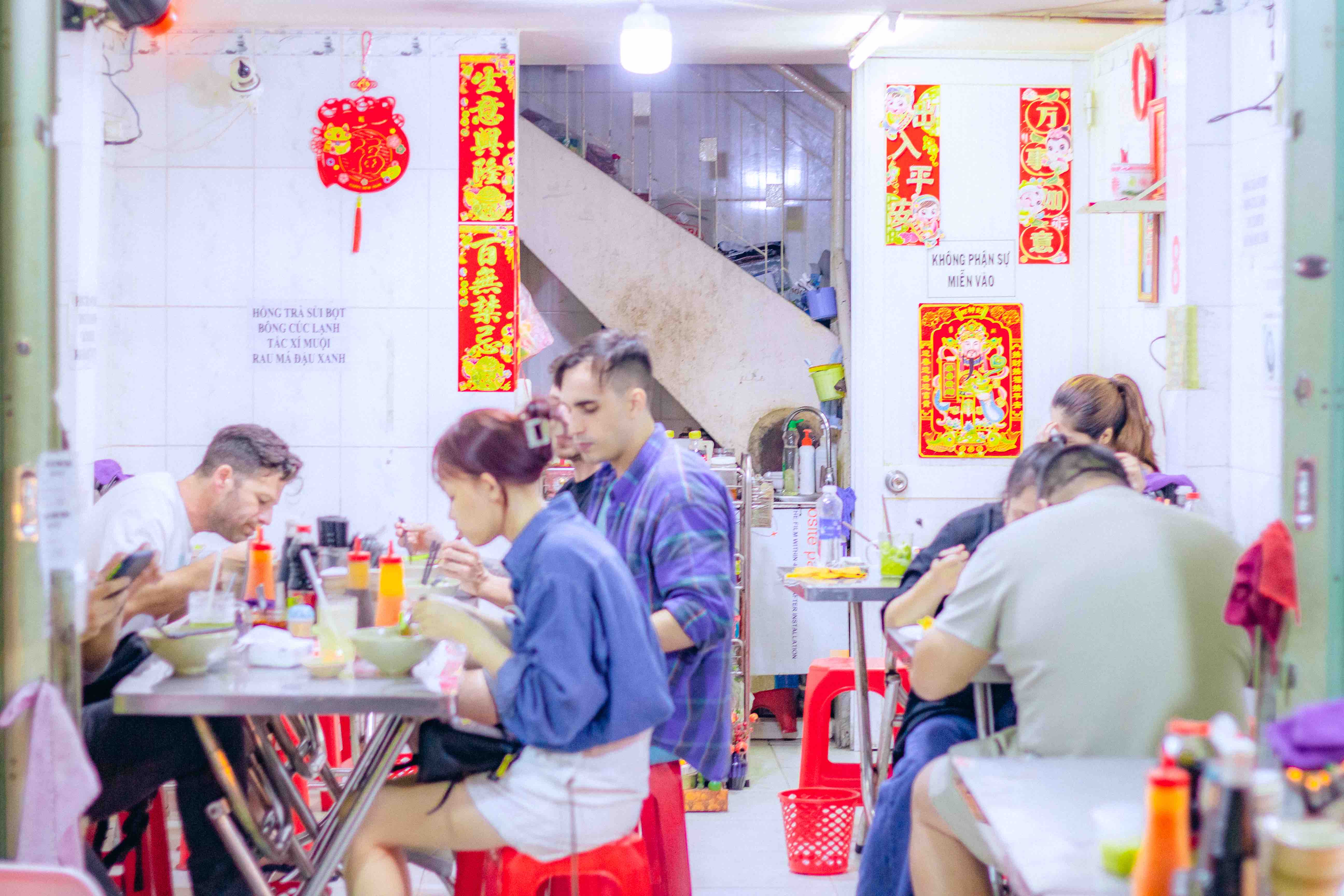 Diners enjoy shuijiao at a stall on Ha Ton Quyen Street, District 11, Ho Chi Minh City. Photo: Linh To / Tuoi Tre News