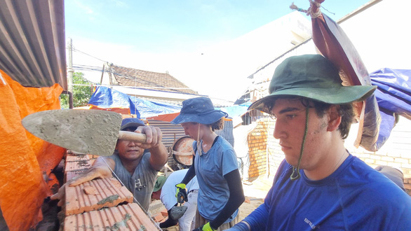 US students build homes for low-income families in central Vietnam