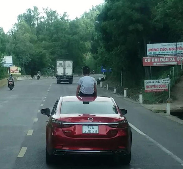Mother penalized for letting son sit on roof of moving car in Vietnam