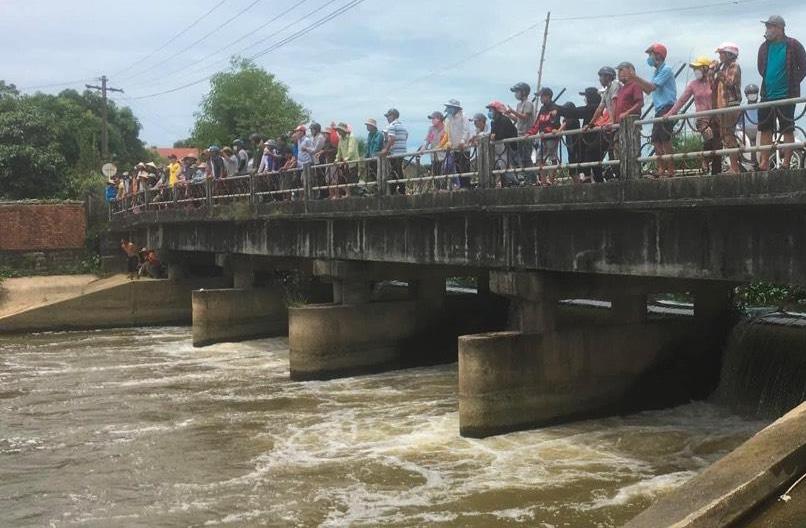 Vietnamese woman dies after jumping off bridge, leaving behind 6 young children