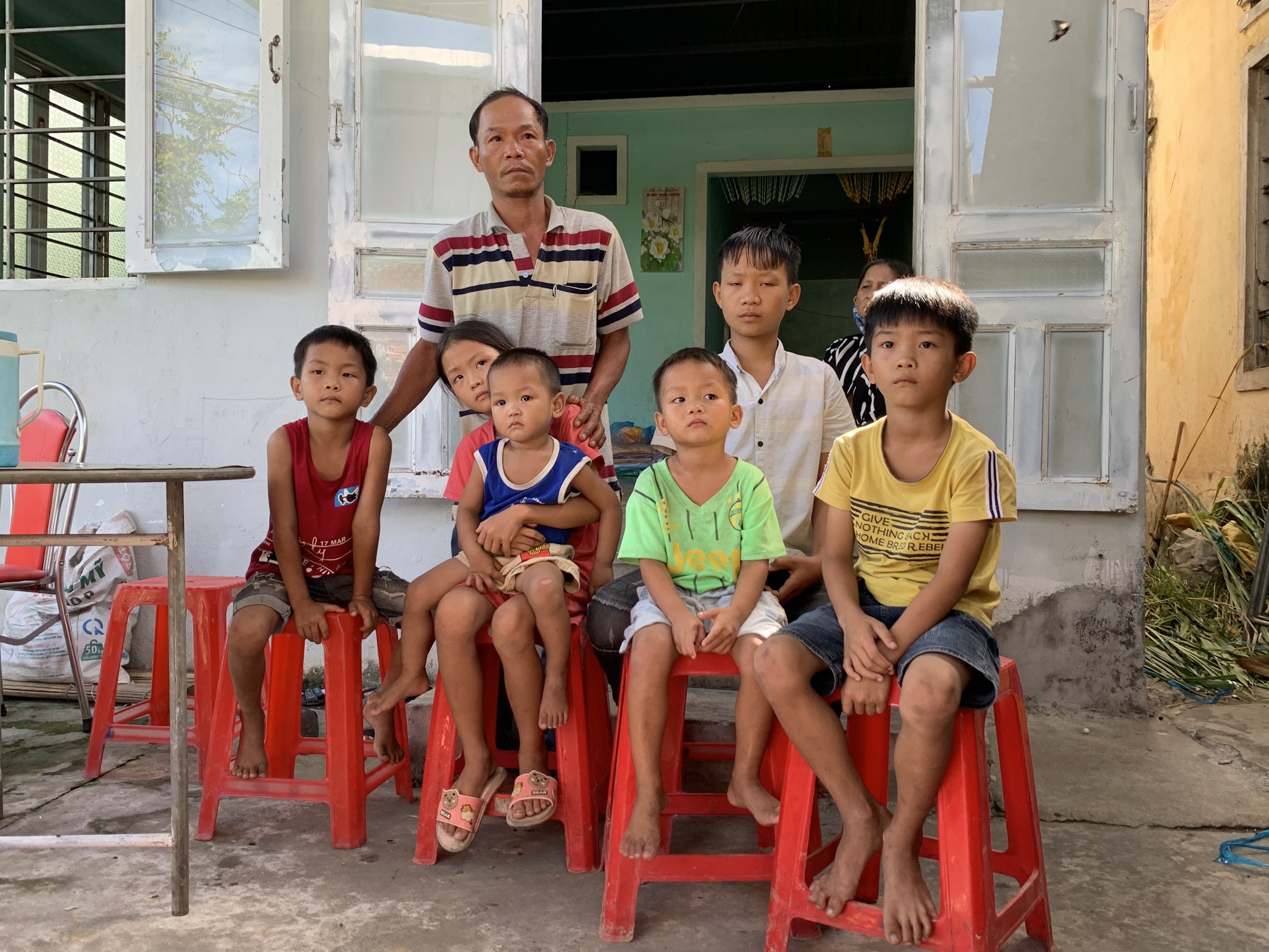 Nguyen Thi Thuy’s husband and six children at their home in Quang Ngai Province, Vietnam, July 21, 2022. Photo: Tran Mai / Tuoi Tre