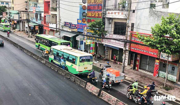 Two buses are seen occupying the traffic lanes on Truong Chinh Street, Ho Chi Minh City. Photo: Luu Duyen / Tuoi Tre