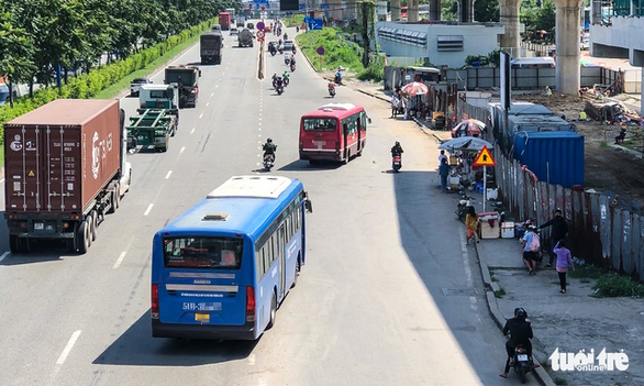 This image shows a bus station area on Hanoi Highway in Ho Chi Minh City, where buses often suddenly halt or pull over to pick up or drop off passengers. Photo: Chau Tuan / Tuoi Tre