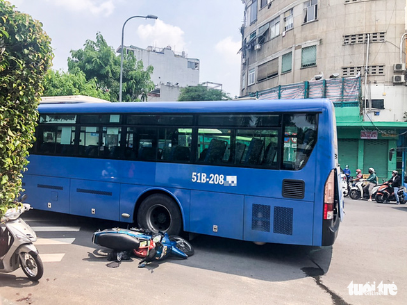 The scene of an accident between a bus and a motorbike after the bus came to an abrupt standstill in an area near 23/9 Park in District 1, Ho Chi Minh City. Photo: Luu Duyen / Tuoi Tre