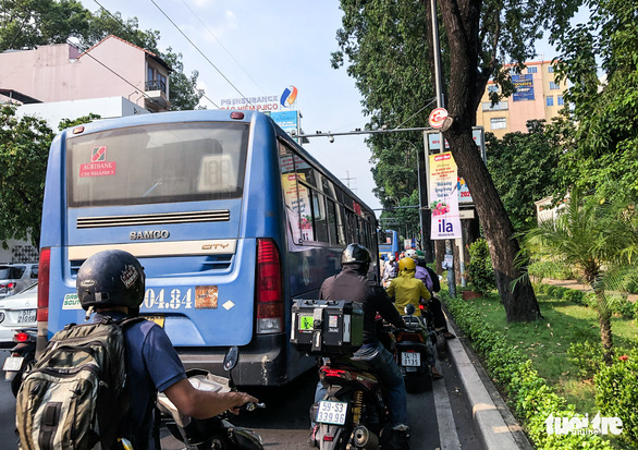 Many bus drivers in Ho Chi Minh City disregard traffic law