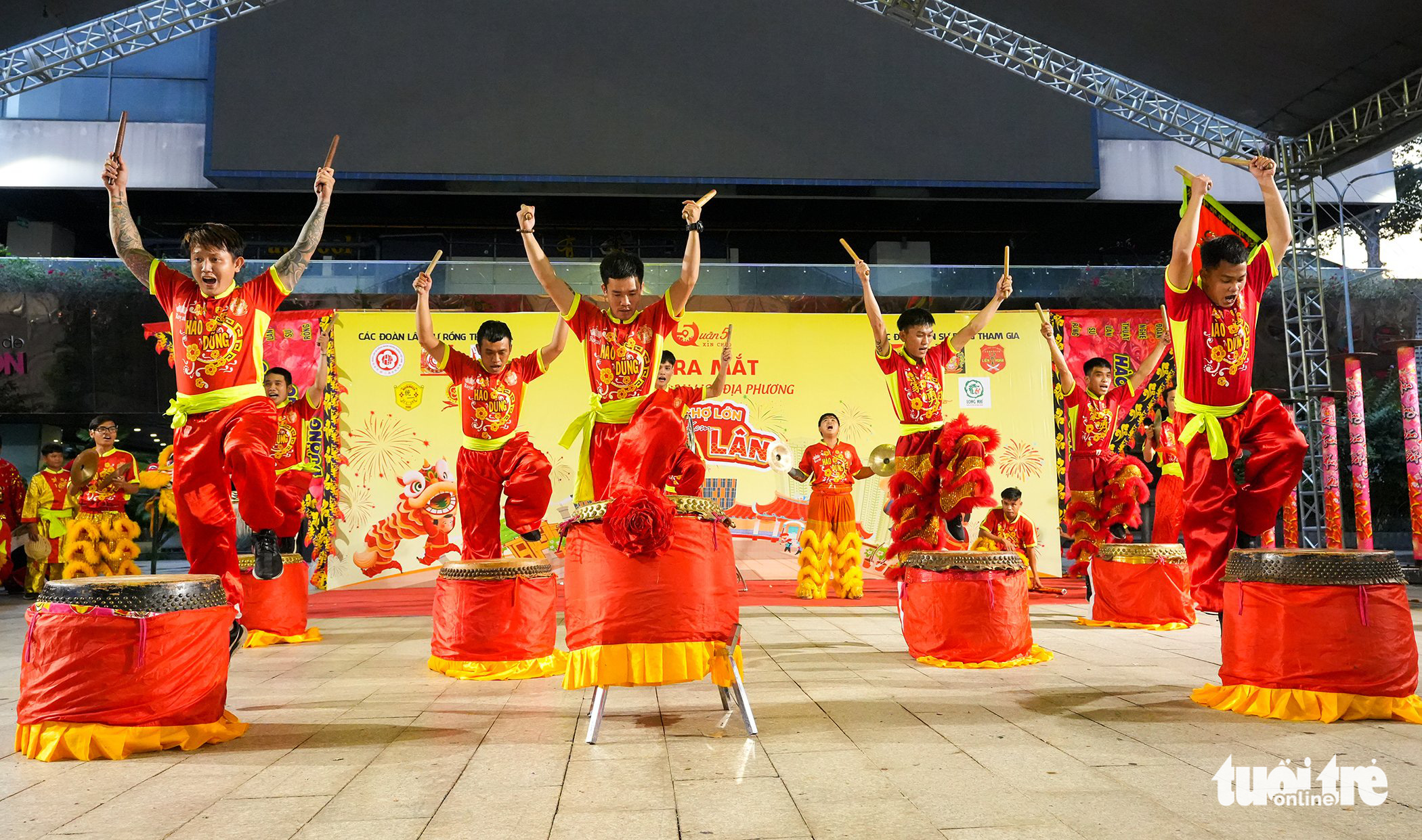 A drum performance as part of the lion dance show in District 5, Ho Chi Minh City, July 23, 2022. Photo: Huu Hanh / Tuoi Tre