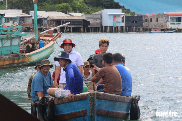Tourists take a boat tour to experience fish cage farming. Photo. C.Cong / Tuoi Tre